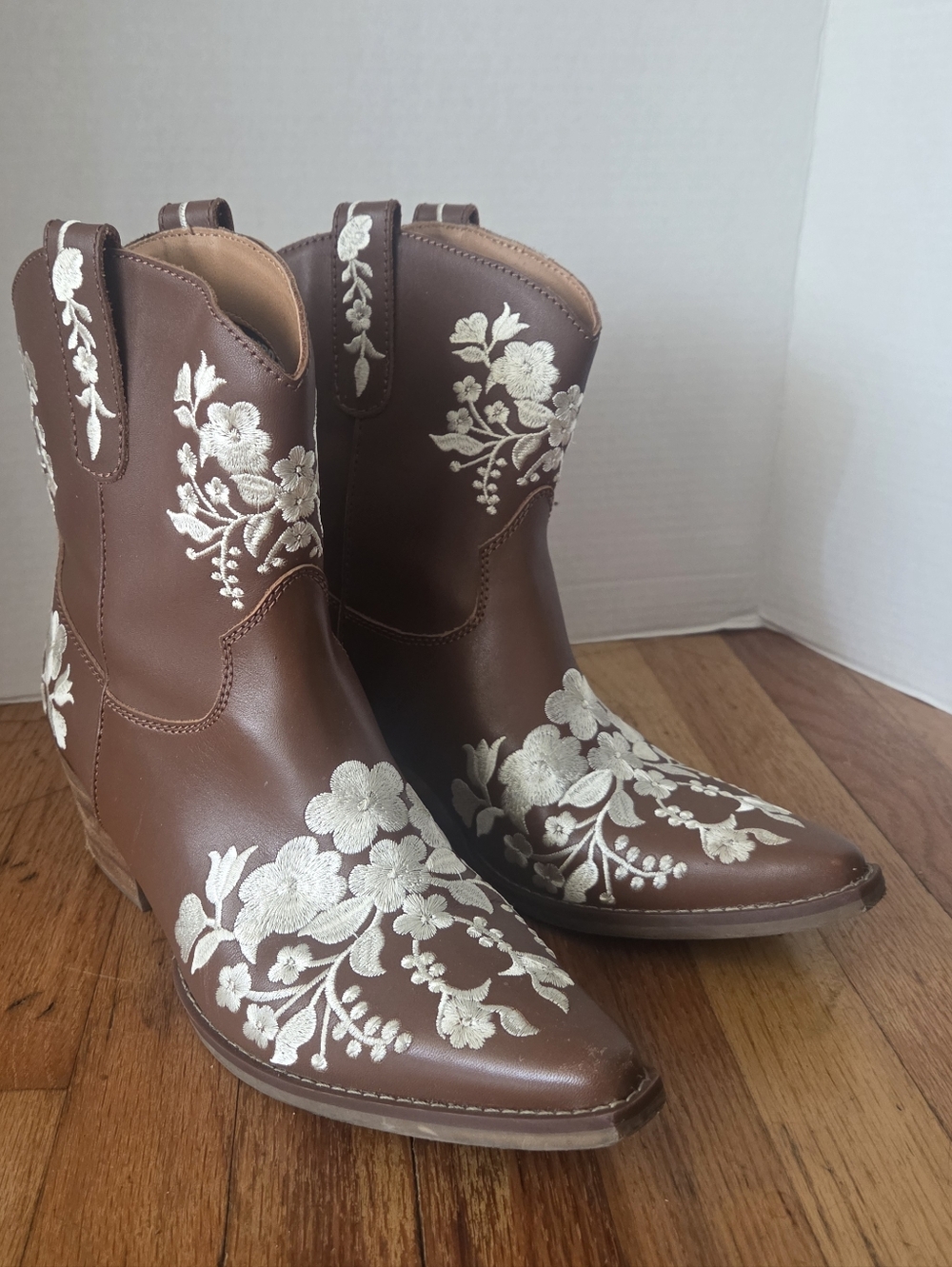 Dingo Take A Bow Embroidered Western Ankle Boots Whiskey Brown Leather Size 10M